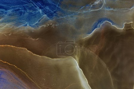 Foto de Alcohol tinta fondo colorido abstracto. Olas de pintura acrílica en contraste en agua. Textura de mármol oscuro. Patrón para imprimir. Manchas y salpicaduras vibrantes - Imagen libre de derechos