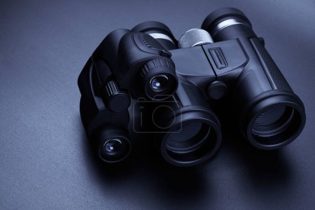 Foto de Nuevos binoculares aislados sobre fondo negro. Piso tendido, vista superior - Imagen libre de derechos