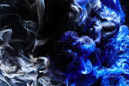 Téléchargez les photos : Dark blue abstract ocean background. Splashes, drops and waves of shining paint under water, clouds of smoke in motion - en image libre de droit