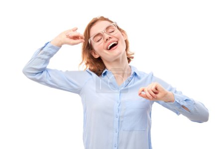 Téléchargez les photos : Portrait de fille rousse positive en chemise d'affaires se réjouit émotionnellement et se sent heureux isolé sur fond blanc, bannière publicitaire - en image libre de droit