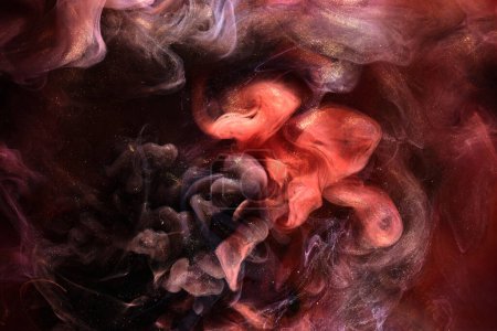 Téléchargez les photos : Fond abstrait à l'encre rouge noire. Peinture acrylique toile de fond pour parfum, narguilé, cosmétiques. Mystérieux nuages de fumée, brouillard coloré - en image libre de droit
