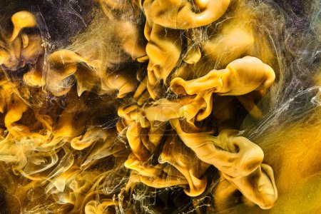 Téléchargez les photos : Black yellow abstract ocean background. Splashes and waves of paint under water, clouds of interstellar smoke in motion - en image libre de droit