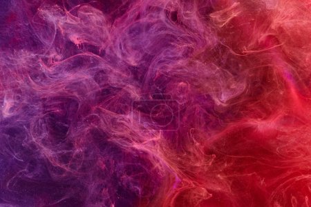 Foto de Fondo marino abstracto lila rosa. Salpicaduras y olas de pintura bajo el agua, nubes de humo interestelar en movimiento - Imagen libre de derechos