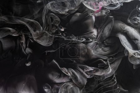 Téléchargez les photos : Fond noir abstrait de l'océan. Éclaboussures et vagues de peinture sous l'eau, nuages de fumée interstellaire en mouvement - en image libre de droit
