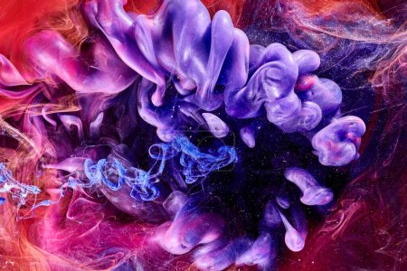 Foto de Contraste multicolor del espacio exterior fondo abstracto, nubes de humo interestelar en movimiento, remolino cósmico de pinturas - Imagen libre de derechos