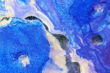 Téléchargez les photos : Luxe fond abstrait, art liquide. Encre bleue d'alcool avec des stries de peinture dorée, surface de l'eau, texture de marbre - en image libre de droit