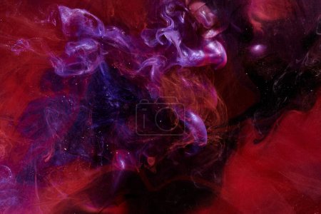 Téléchargez les photos : Fond marin abstrait lilas rose. Éclaboussures et vagues de peinture sous l'eau, nuages de fumée interstellaire en mouvement - en image libre de droit