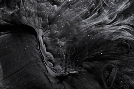 Téléchargez les photos : Fond noir abstrait de l'océan. Éclaboussures et vagues de peinture sous l'eau, nuages de fumée interstellaire en mouvement - en image libre de droit