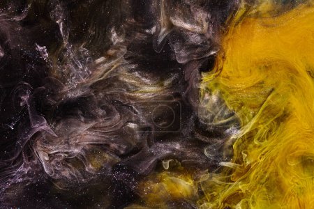 Foto de Fondo negro amarillo abstracto océano. Salpicaduras y olas de pintura bajo el agua, nubes de humo interestelar en movimiento - Imagen libre de derechos