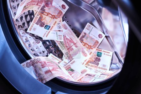 Foto de Billetes rusos en la lavadora. Lavado de dinero, concepto de fraude financiero - Imagen libre de derechos