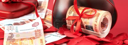 Foto de Rublos rusos sobre fondo rojo, paquete de cinco mil billetes con cinta roja en caja del corazón, concepto de regalo de dinero - Imagen libre de derechos