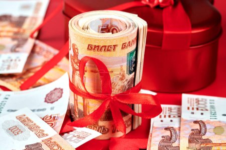 Foto de Rublos rusos sobre fondo rojo, paquete de cinco mil billetes con cinta roja en caja del corazón, concepto de regalo de dinero - Imagen libre de derechos