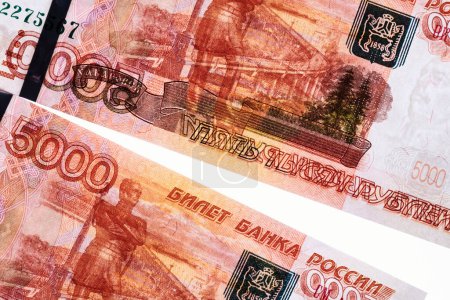 Foto de Rublos rusos cinco mil billetes, pila de dinero sobre fondo blanco - Imagen libre de derechos
