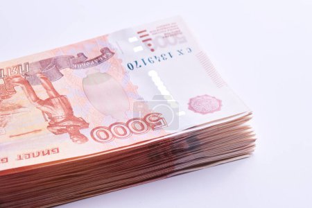 Foto de Rublos rusos cinco mil billetes, pila de dinero sobre fondo blanco - Imagen libre de derechos