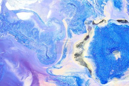 Foto de Fondo abstracto de lujo, arte líquido. Tinta de alcohol azul con rayas de pintura dorada, superficie de agua, textura de mármol - Imagen libre de derechos