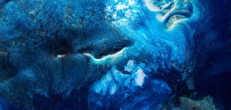 Foto de Fondo abstracto de lujo, arte líquido. Tinta de alcohol azul con rayas de pintura dorada, superficie de agua, textura de mármol - Imagen libre de derechos