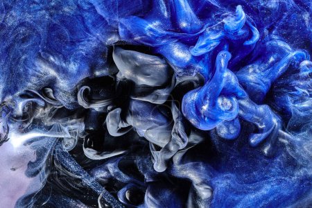 Foto de Dark blue abstract ocean background. Splashes, drops and waves of shining paint under water, clouds of smoke in motion - Imagen libre de derechos