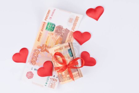 Téléchargez les photos : Roubles russes sur fond blanc, paquet de cinq mille billets avec ruban rouge dans la boîte du cœur, concept de cadeau d'argent - en image libre de droit
