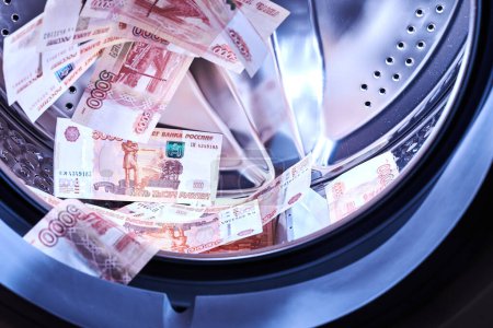 Foto de Billetes rusos en la lavadora. Lavado de dinero, concepto de fraude financiero - Imagen libre de derechos