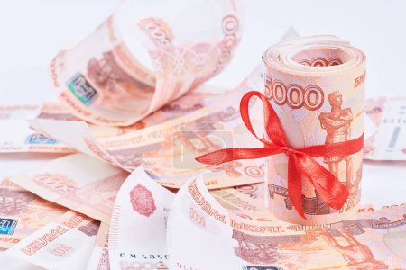 Foto de Rublos rusos cinco mil billetes, paquete de dinero con cinta roja sobre fondo blanco, concepto de regalo - Imagen libre de derechos