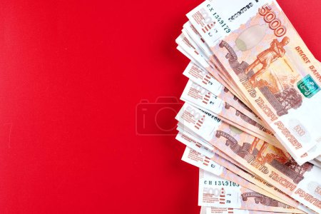 Téléchargez les photos : Roubles russes cinq millième billets, pile d'argent sur fond rouge - en image libre de droit