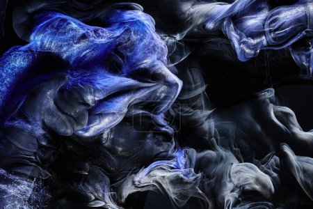 Foto de Fondo marino abstracto azul oscuro. Salpicaduras, gotas y olas de pintura brillante bajo el agua, nubes de humo en movimiento - Imagen libre de derechos