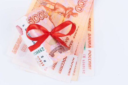 Téléchargez les photos : Roubles russes cinq mille billets de banque, paquet d'argent avec ruban rouge sur fond blanc, concept de cadeau - en image libre de droit
