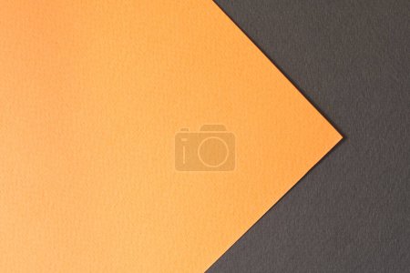 Téléchargez les photos : Papier kraft brut fond, texture du papier noir couleurs orange. Maquette avec espace de copie pour le texte - en image libre de droit