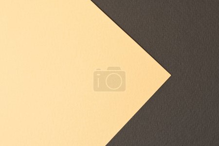 Téléchargez les photos : Papier kraft brut fond, texture du papier noir beige couleurs. Maquette avec espace de copie pour le texte - en image libre de droit
