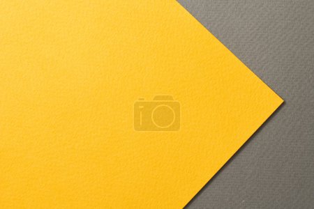 Téléchargez les photos : Papier kraft brut fond, texture du papier noir couleurs jaunes. Maquette avec espace de copie pour le texte - en image libre de droit