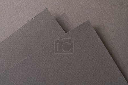 Téléchargez les photos : Papier kraft brut fond, texture du papier différentes nuances de gris noir. Maquette avec espace de copie pour le texte - en image libre de droit