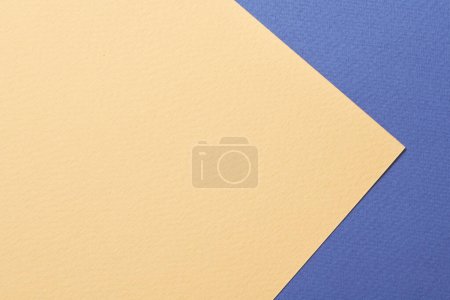 Téléchargez les photos : Papier kraft brut fond, texture du papier bleu beige couleurs. Maquette avec espace de copie pour le texte - en image libre de droit