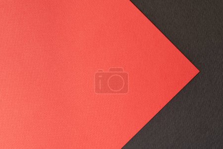 Téléchargez les photos : Papier kraft brut fond, texture du papier noir couleurs rouges. Maquette avec espace de copie pour le texte - en image libre de droit