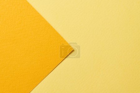 Foto de Fondo de papel kraft áspero, textura de papel diferentes tonos de amarillo. Mockup con espacio de copia para texto - Imagen libre de derechos
