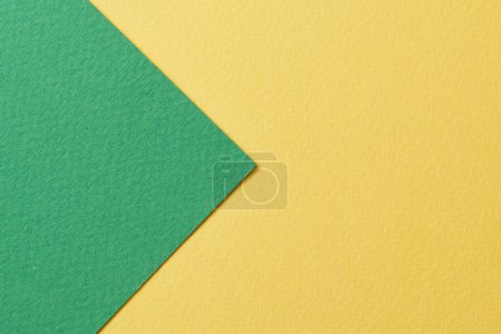 Foto de Fondo de papel kraft áspero, textura de papel de color verde amarillo. Mockup con espacio de copia para texto - Imagen libre de derechos