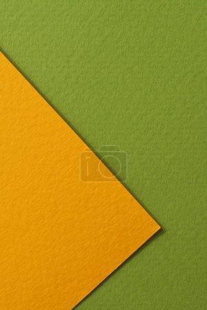 Téléchargez les photos : Papier kraft brut fond, texture du papier orange couleurs vertes. Maquette avec espace de copie pour le texte - en image libre de droit