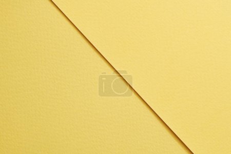 Téléchargez les photos : Papier kraft brut morceaux de fond, géométrique monochrome texture de papier couleur jaune. Maquette avec espace de copie pour le texte - en image libre de droit