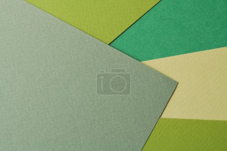Téléchargez les photos : Papier kraft brut fond, texture du papier différentes nuances de vert. Maquette avec espace de copie pour le texte - en image libre de droit