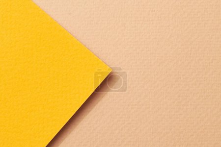 Téléchargez les photos : Papier kraft brut fond, texture du papier jaune beige couleurs. Maquette avec espace de copie pour le texte - en image libre de droit