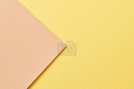 Foto de Fondo de papel kraft áspero, textura de papel de color beige amarillo. Mockup con espacio de copia para texto - Imagen libre de derechos