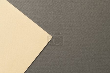 Foto de Fondo de papel kraft áspero, textura de papel negro beige colores. Mockup con espacio de copia para texto - Imagen libre de derechos