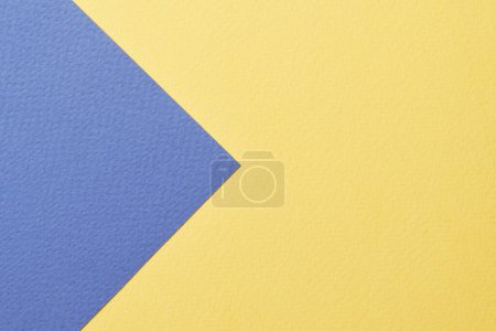 Foto de Fondo de papel kraft áspero, textura de papel colores amarillos azules. Mockup con espacio de copia para texto - Imagen libre de derechos