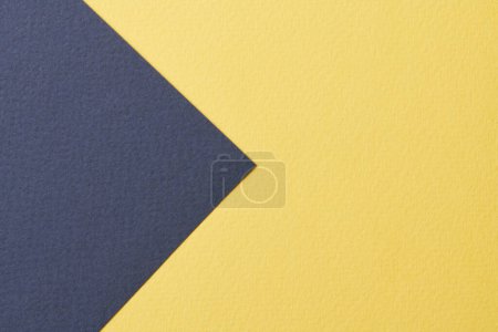 Foto de Fondo de papel kraft áspero, textura de papel colores amarillos azules. Mockup con espacio de copia para texto - Imagen libre de derechos