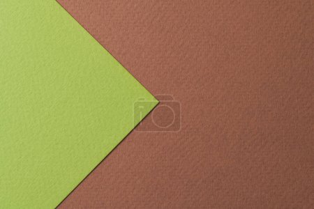 Foto de Fondo de papel kraft áspero, textura de papel de color verde marrón. Mockup con espacio de copia para texto - Imagen libre de derechos