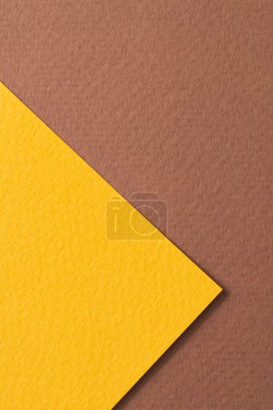 Foto de Fondo de papel kraft áspero, textura de papel de color amarillo marrón. Mockup con espacio de copia para texto - Imagen libre de derechos