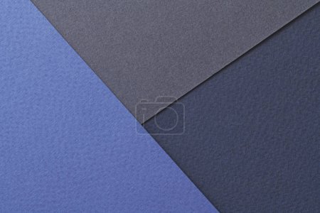 Téléchargez les photos : Papier kraft brut fond, texture du papier différentes nuances de bleu. Maquette avec espace de copie pour tex - en image libre de droit
