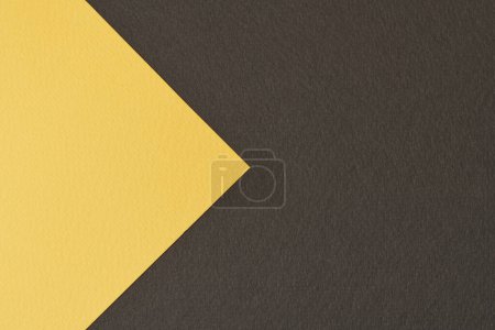 Téléchargez les photos : Papier kraft brut fond, texture du papier noir couleurs jaunes. Maquette avec espace de copie pour le texte - en image libre de droit