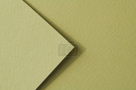Foto de Trozos de papel kraft áspero fondo, textura de papel monocromo geométrico de color verde pálido. Mockup con espacio de copia para texto - Imagen libre de derechos
