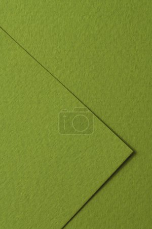 Téléchargez les photos : Papier kraft brut morceaux de fond, géométrique monochrome texture de papier couleur verte. Maquette avec espace de copie pour le texte - en image libre de droit