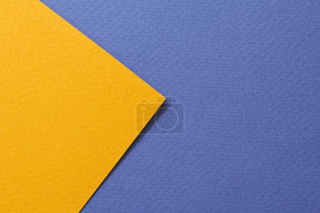 Foto de Fondo de papel kraft áspero, textura de papel de color naranja azul. Mockup con espacio de copia para texto - Imagen libre de derechos